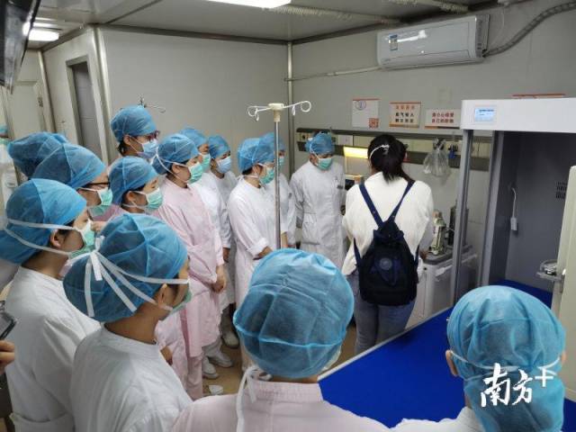 给隔离病房的护士培训。 给隔离病房的护士培训。