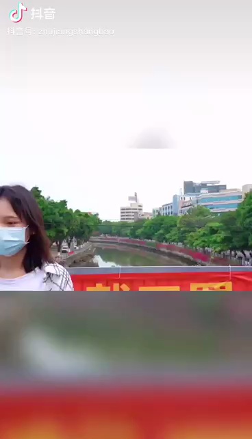 俩少女在“国外”相遇，竟跳起了抖肩舞