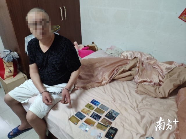 行骗男子被警方抓获。南海公安供图 行骗男子被警方抓获。南海公安供图