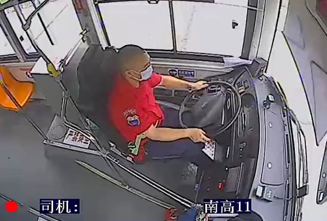 雷志明下车帮助车主推车。视频/通讯员提供