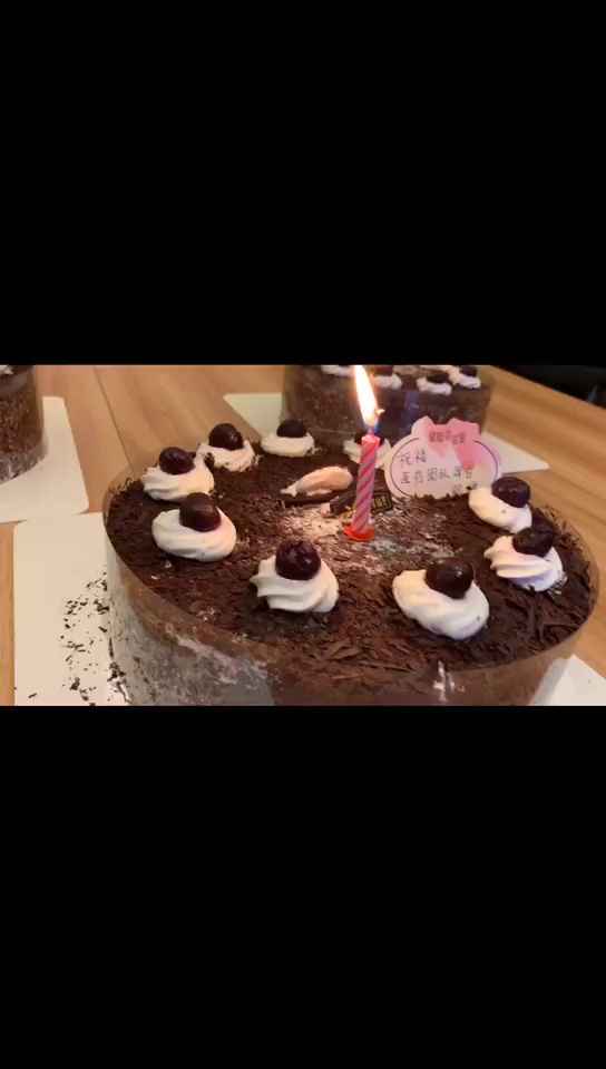 3月11日,一份特殊的蛋糕送到了武汉市第一医院十二病区佛山医疗一队手中。