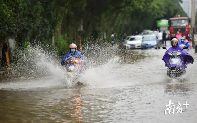受到持续性降水影响,清远市清城区不少道路出现不同程度积水。曾亮超 摄