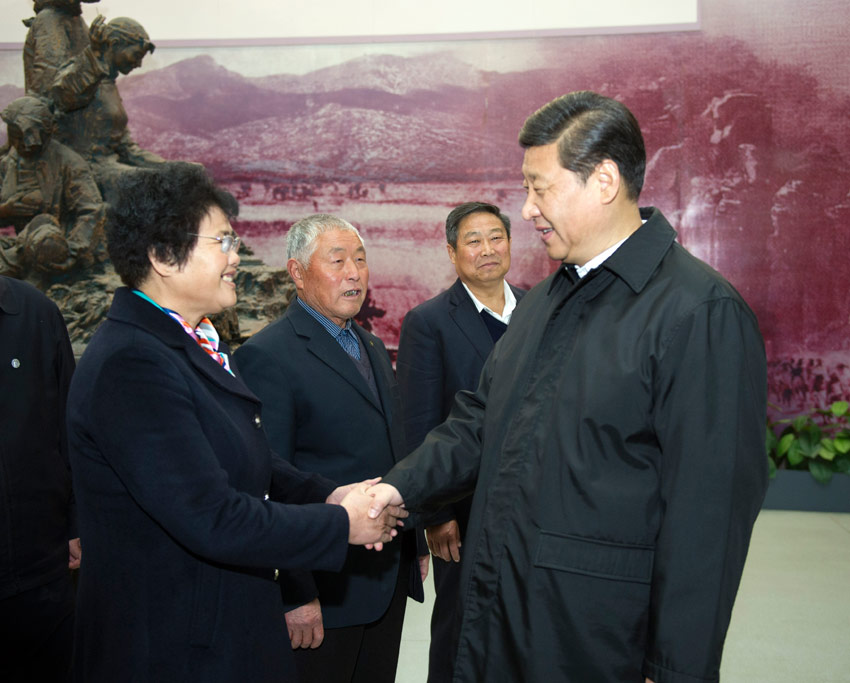 2013年11月25日,习近平在临沂华东革命烈士陵园参观沂蒙精神展并会见当地先进模范和当年支前模范后代代表。