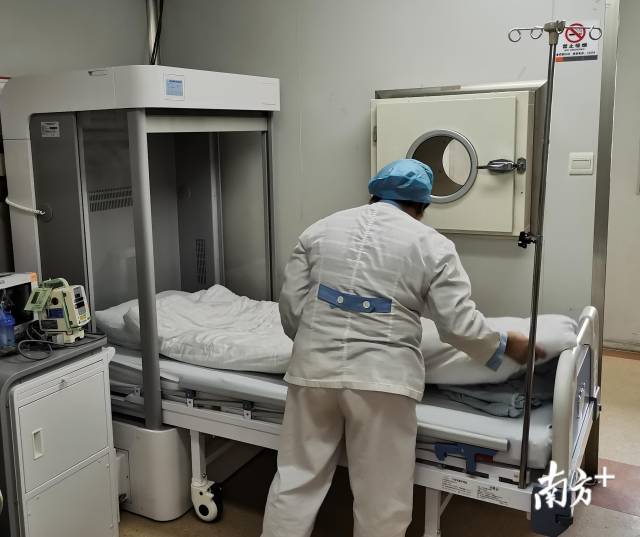 隔离病床开始在多家医院使用。 隔离病床开始在多家医院使用。