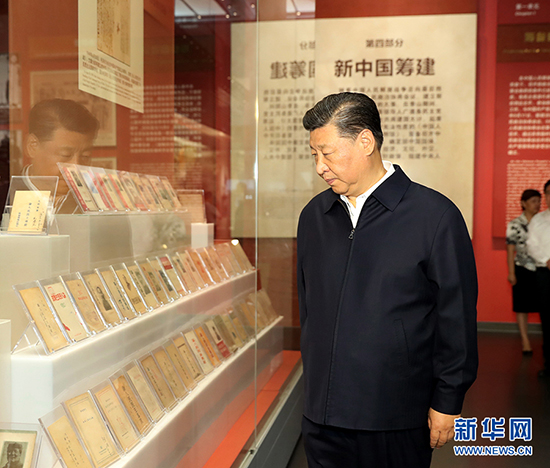 9月12日,中共中央总书记、国家主席、中央军委主席习近平视察中共中央北京香山革命纪念地。这是习近平在香山革命纪念馆参观《为新中国奠基》主题展览。 新华社记者 黄敬文 摄 9月12日,中共中央总书记、国家主席、中央军委主席习近平视察中共中央北京香山革命纪念地。这是习近平在香山革命纪念馆参观《为新中国奠基》主题展览。 新华社记者 黄敬文 摄