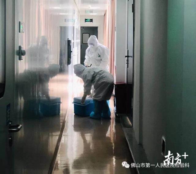 市一医院检验科工作人员正在紧张工作。 市一医院检验科工作人员正在紧张工作。