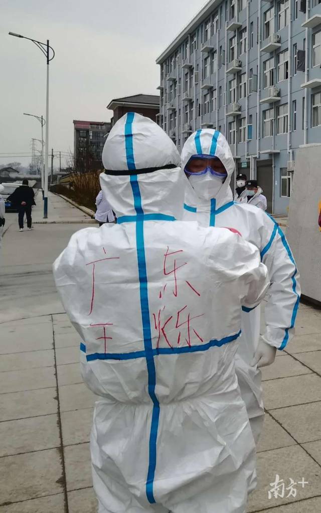 进入发热病人留观病房前,王烁对队友防护服穿着进行安全检查 进入发热病人留观病房前,王烁对队友防护服穿着进行安全检查