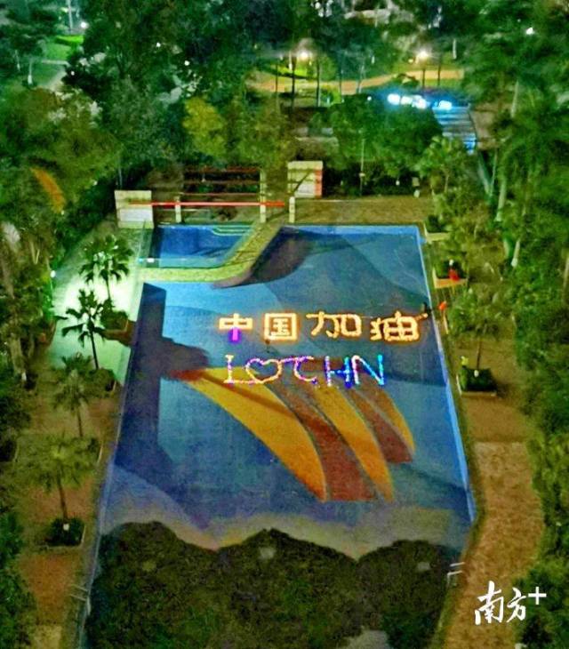 小区干涸泳池化身灯光秀舞台。 小区干涸泳池化身灯光秀舞台。