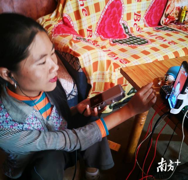 毛几克莫的快手账号“残疾人毛巫呷”有2.2万粉丝。 毛几克莫的快手账号“残疾人毛巫呷”有2.2万粉丝。