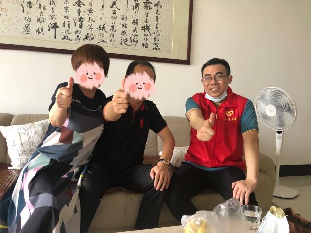 在职党员入户联系群众。 在职党员入户联系群众。