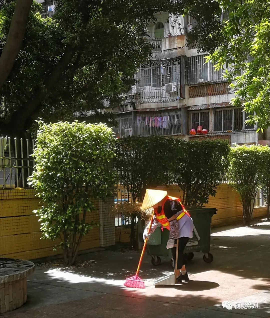 同济小学操场外边人行道,清洁马路的环卫工作者。佛山日报摄影俱乐部夏革英 摄.jpeg