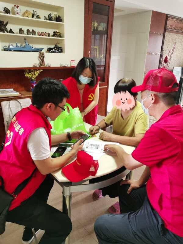 在职党员入户联系群众,了解意见建议。 在职党员入户联系群众,了解意见建议。