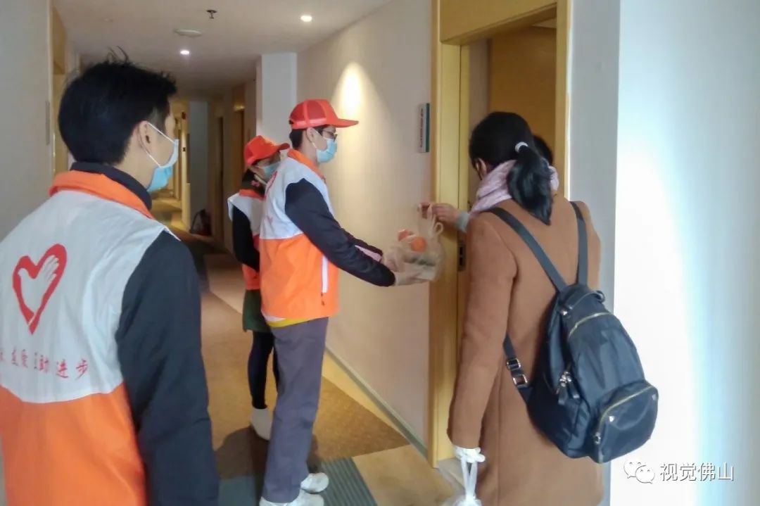 2月9日,疫情期间,市直民政系统志愿者为隔离观察人员送餐。佛山日报摄影俱乐部冯伟光摄.jpg