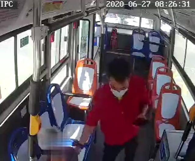 公交车长严杰明扶老人下车。视频/通讯员提供