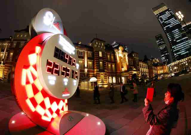 日本街头的倒计时牌已经更改了时间。 日本街头的倒计时牌已经更改了时间。