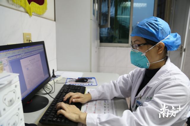 刚收治患者入院,覃美容就开始记录患者病历。
