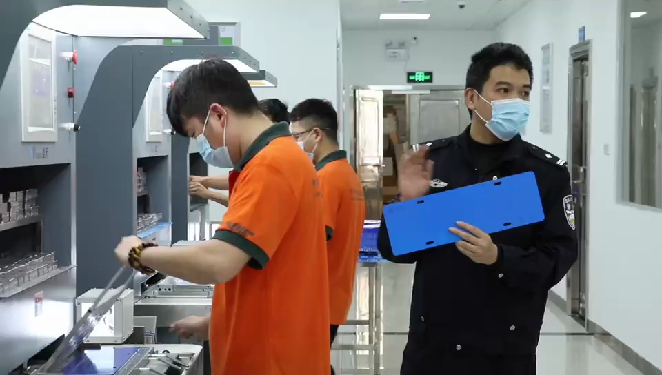 近日,佛山首家机动车号牌制作点正式启用。4月23日,记者来到现场,直击号牌的出炉流程。(视频:佛山日报记者韦娟明)
