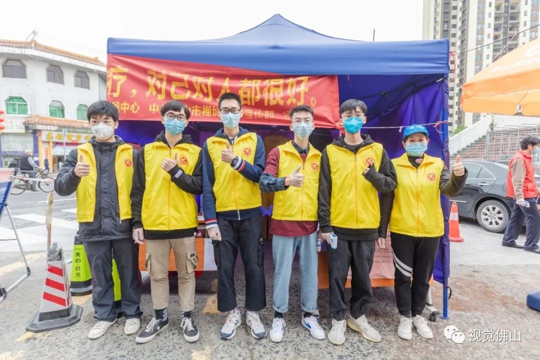 2020年3月5日,禅城区南庄镇吉利村,年轻的志愿者们勇于担当,热情加入一线防疫工作岗位。佛山日报记者王伟楠摄.jpg