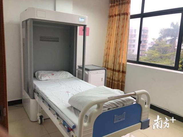 钟南山院士产学研团队研发的隔离病床。 钟南山院士产学研团队研发的隔离病床。