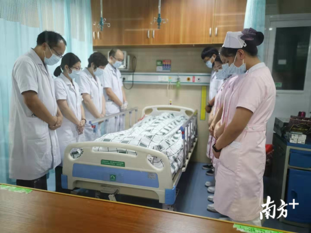 医护人员肃立两旁,面向关建平的遗体默哀、鞠躬。 医护人员肃立两旁,面向关建平的遗体默哀、鞠躬。