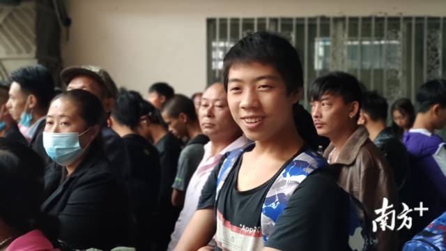 满怀憧憬的彝族青年。 满怀憧憬的彝族青年。