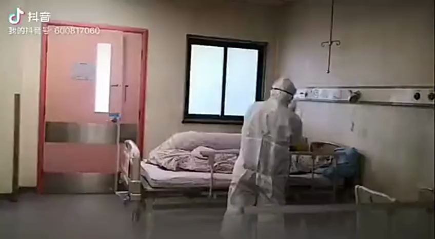超暖!佛山医生在隔离病房为1岁多宝宝跳舞