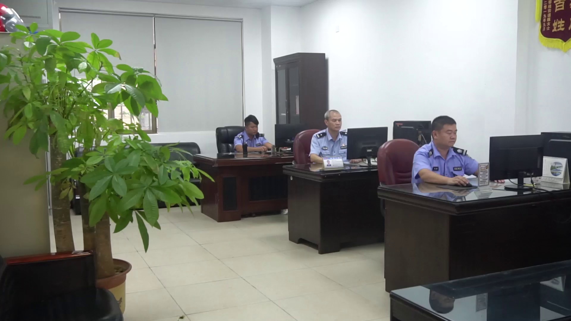 顺德公安社区民警卢明,从警多年始终坚持为民服务的初心。/顺德公安供。
