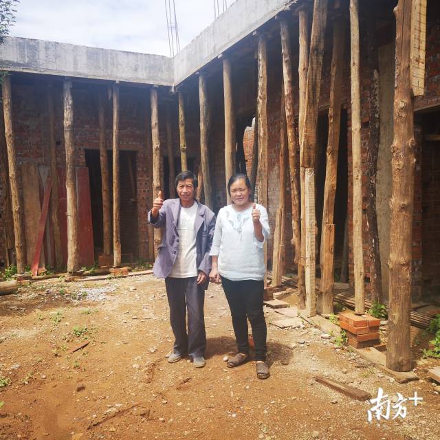 汪厚德和妻子通过危房改造资金建新房子。魏英 摄