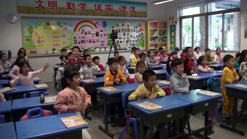 同济小学一年级语文《比尾巴》