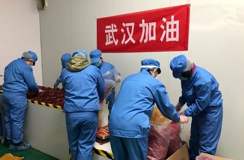 扶贫企业工作人员正在抓紧分装辣椒.jpg