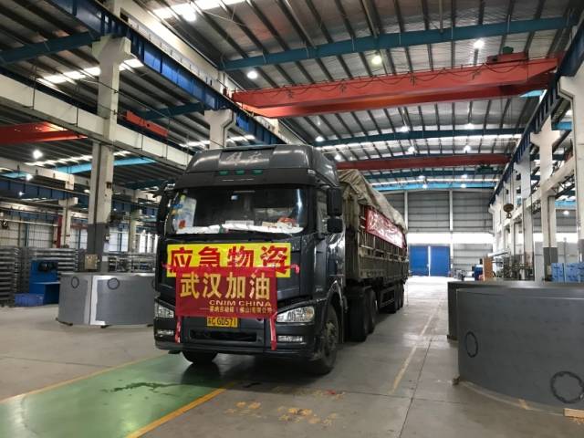 载有医疗废物处理设备的卡车。 载有医疗废物处理设备的卡车。