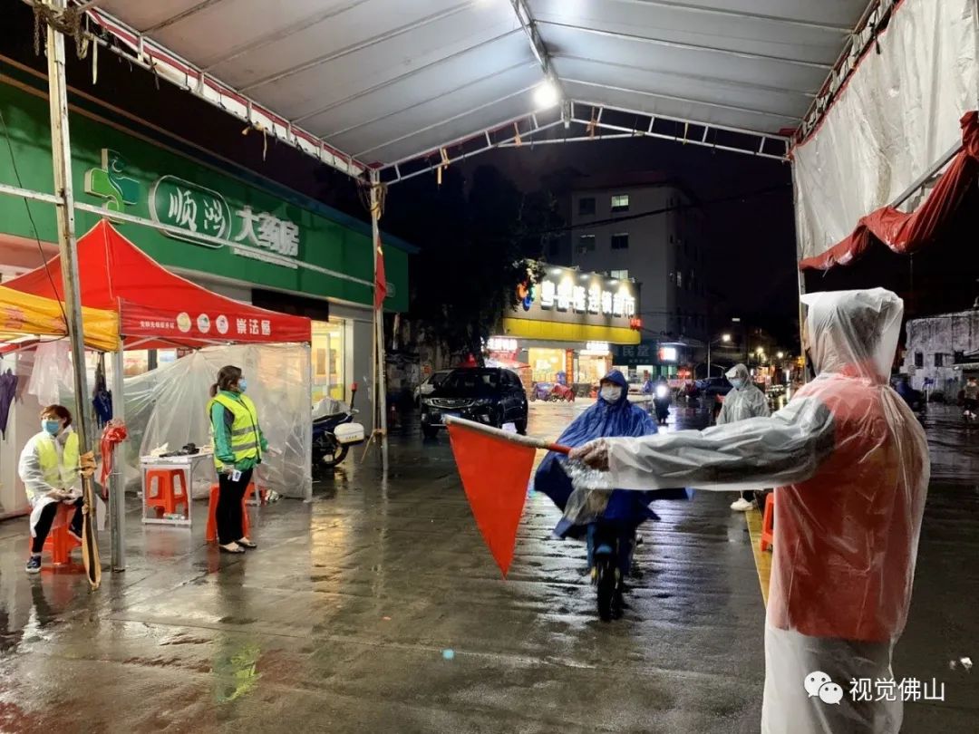 2020.3.4日晚上8点30分钟勒流街道东风村双桥岗口、此时正临近下班时间,街上行人大都步履匆匆往家赶。然而有这样一群人,为了东风村的安宁,他们坚守着自己的岗位,追随着雨水前行 佛山日报摄影俱乐部梁刚第摄3.jpg