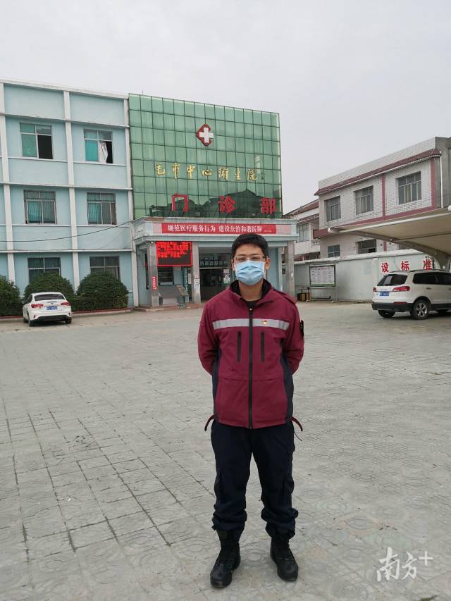 王烁同志在荆州深入卫生院开展流行病学调查工作留影 王烁同志在荆州深入卫生院开展流行病学调查工作留影
