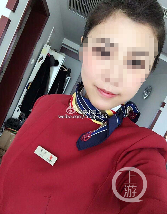 ▲@露小宝LL的国航空乘制服照。图源于网络 ▲@露小宝LL的国航空乘制服照。图源于网络
