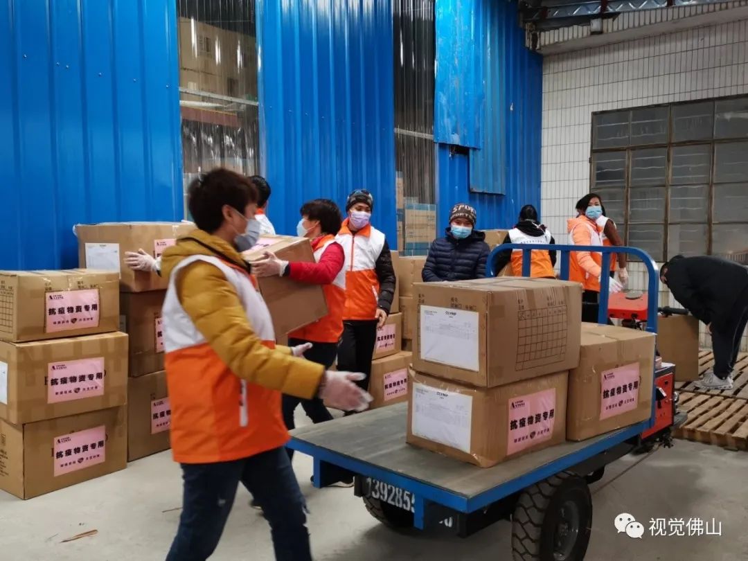 疫情期间,佛山志愿者们投入到抗疫物资生产等各个岗位中。团市委供图 (1).jpg