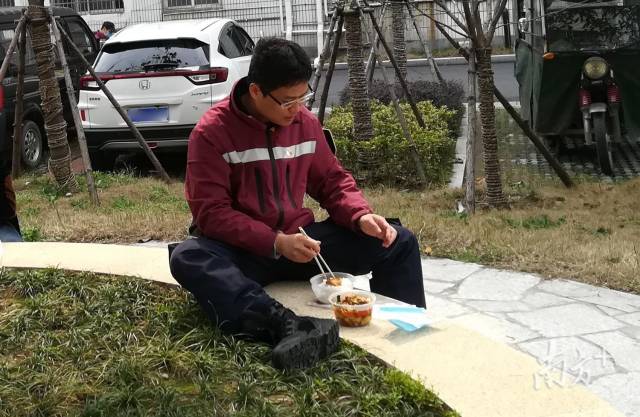 王烁同志在荆州抗疫一线席地用餐 王烁同志在荆州抗疫一线席地用餐