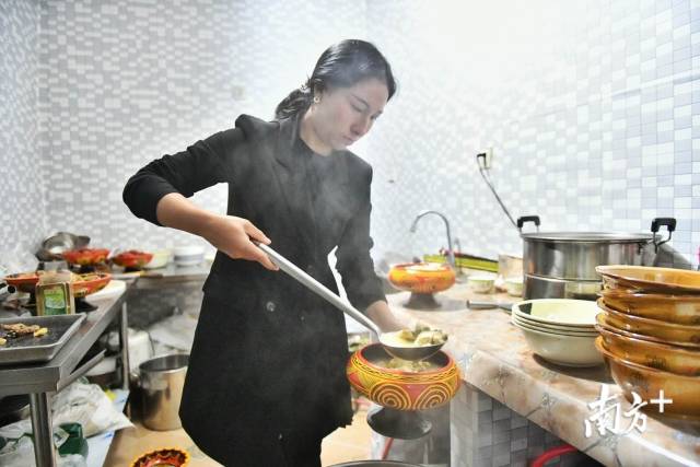彝族姑娘俄底洛则在自己的餐馆里做菜。南方日报记者 戴嘉信 摄 彝族姑娘俄底洛则在自己的餐馆里做菜。南方日报记者 戴嘉信 摄