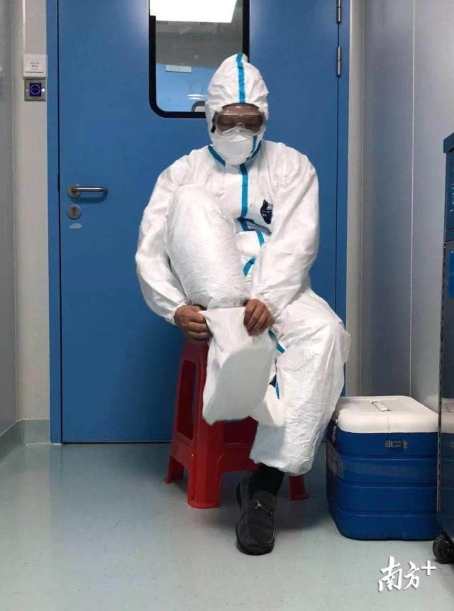 市一医院医生在穿防护服。 市一医院医生在穿防护服。