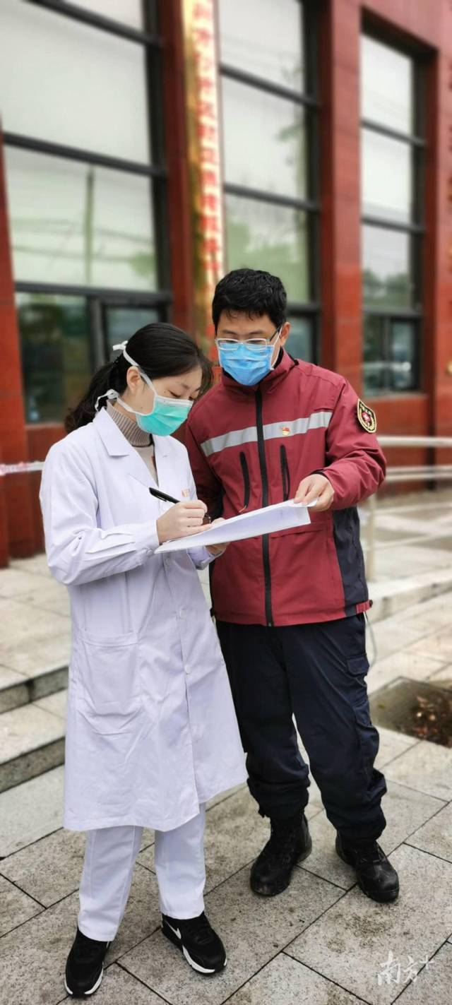 王烁同志在荆州深入社区开展流行病学调查工作 王烁同志在荆州深入社区开展流行病学调查工作