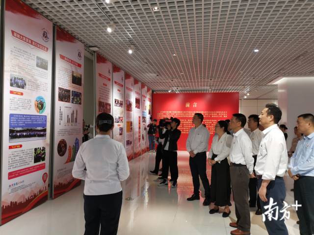 佛山市扫黑除恶宣传展在该市展览馆一楼展厅展出。唐梦 摄 佛山市扫黑除恶宣传展在该市展览馆一楼展厅展出。唐梦 摄