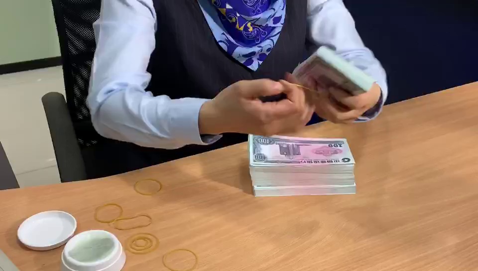 中国建设银行大沥镇金域华庭支行李培侠展示点钞技艺。