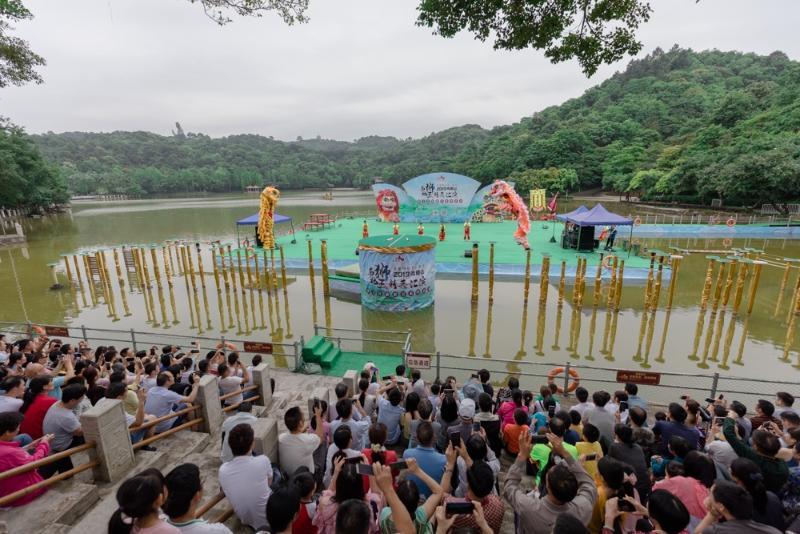 水上飞狮的两支狮队分别通过七大桩阵——竹梯阵、铁索桥阵、断桥阵、潇洒走一回阵、步步高升阵、渐入佳景阵、擂台阵，破以上几大阵后，到达擂台中央向游客拜揖。