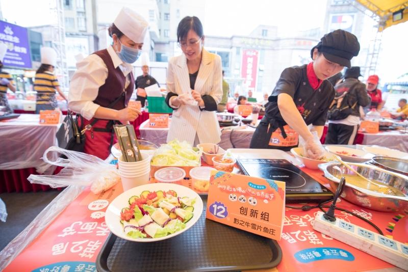 2019年5月4日，第二届佛山（禅城）云吞面节在普君新城举行，现场参赛者正在抓紧时间制作云吞面。