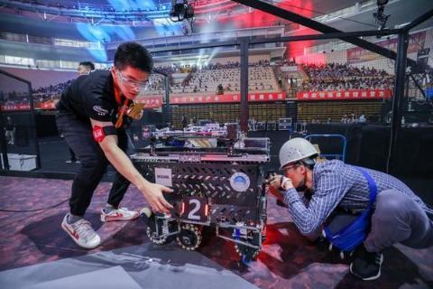 参赛队伍进入比赛场地调试机器人。