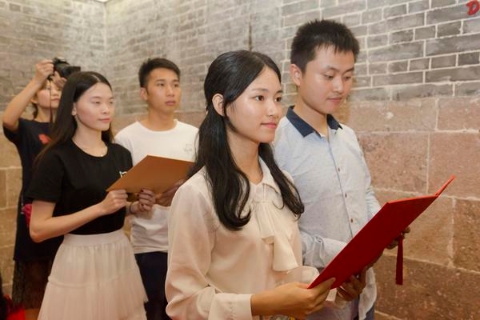 新人在宣读结婚誓言。佛山日报记者符诗贺摄。