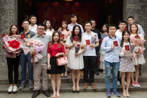 2019年5月20日,佛山禅城岭南天地婚姻登记处,有13对幸福的新人喜结连理。佛山日报记者符诗贺摄。