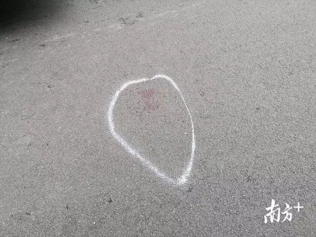 清理过后的事故现场仍有血迹。