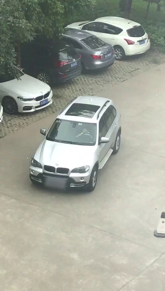 视频中,3岁小孩在家长的怀抱下驾驶汽车缓慢行驶。/顺德公安提供