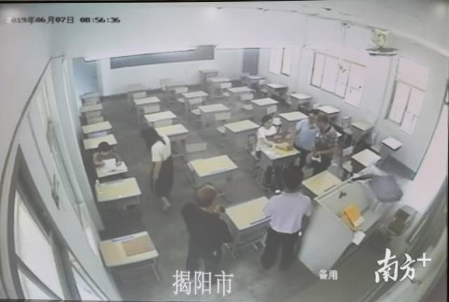 6月7日,在梅峰中学的备用考场里,杨晓婷(右)与另一位特殊考生做好考前准备。 图片由视频监控翻拍。 6月7日,在梅峰中学的备用考场里,杨晓婷(右)与另一位特殊考生做好考前准备。 图片由视频监控翻拍。