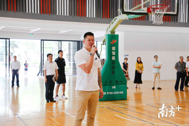 6月19日,朱芳雨在德胜学校交流。德胜学校供图 6月19日,朱芳雨在德胜学校交流。德胜学校供图